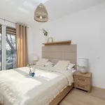 Modern & Functional With Air Conditioning And Balcony By Renters Lejlighed