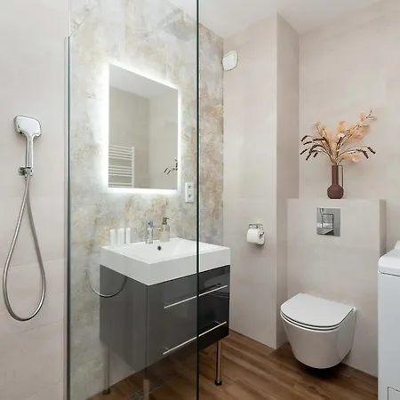 Modern & Functional With Air Conditioning And Balcony By Renters 科沃布热格
